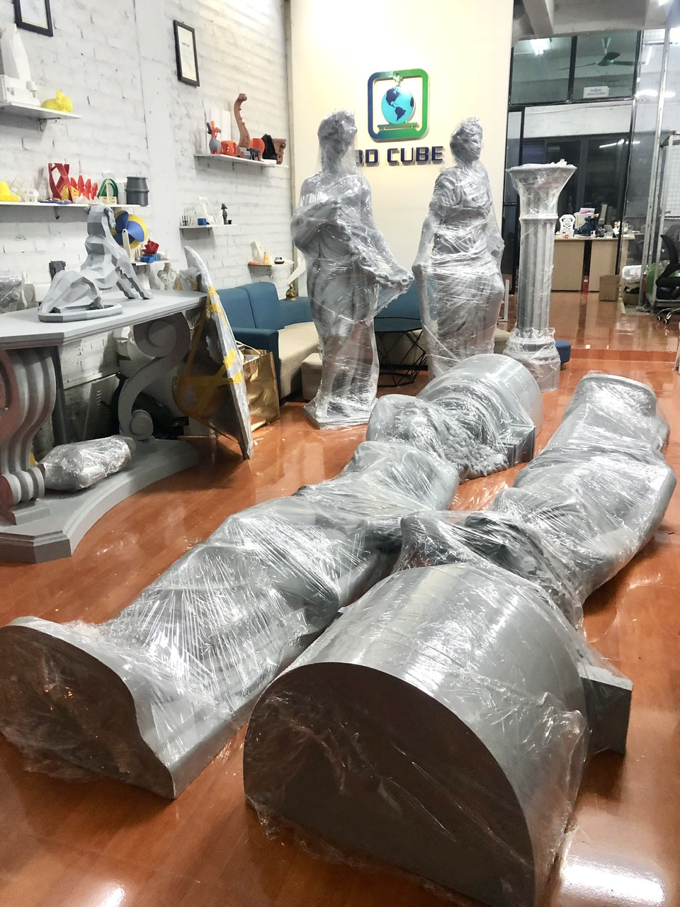 Đội ngũ thi công tiến hành xử lý bề mặt